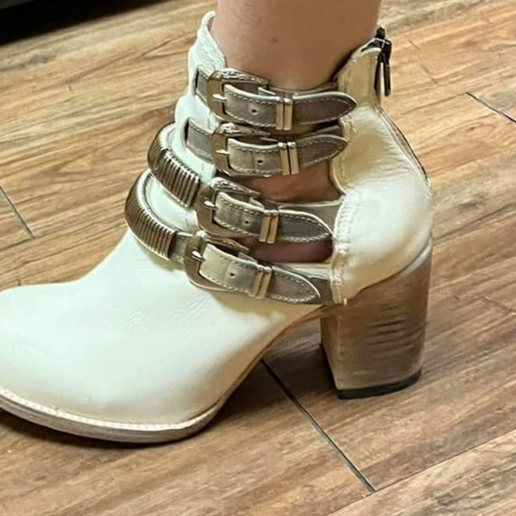 Looking for Savannah in 10 - Picture 2 of 2